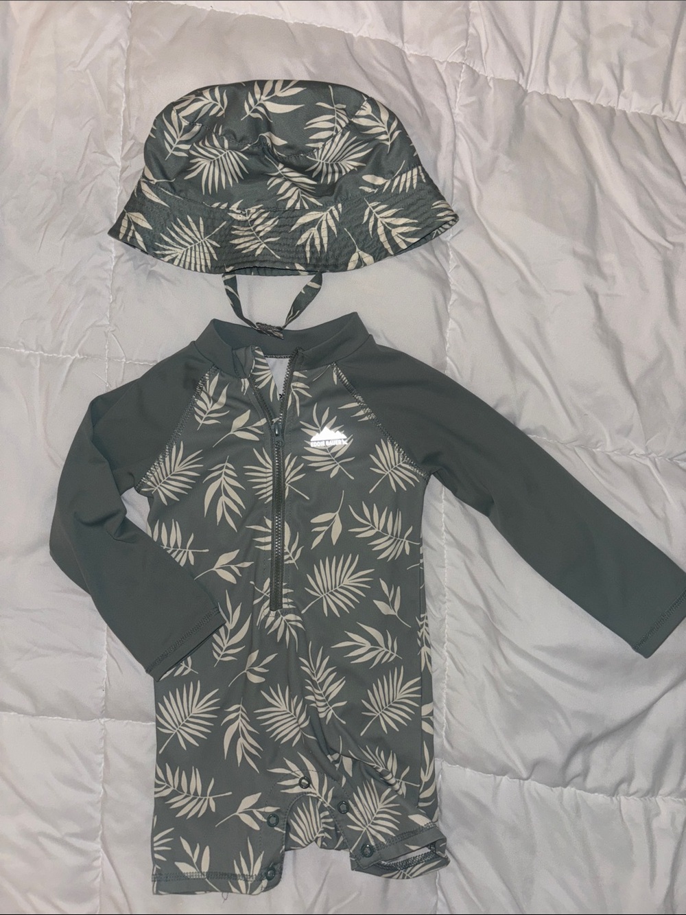 Eddie Bauer Gray Leaf-Print Long Sleeve Rashguard Set with Hat